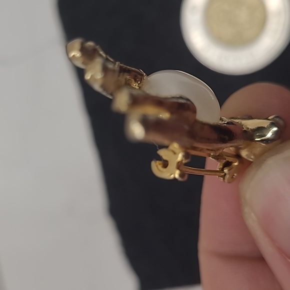 Elegant Gold Deer Brooch with Pearl Body - Picture 4 of 4